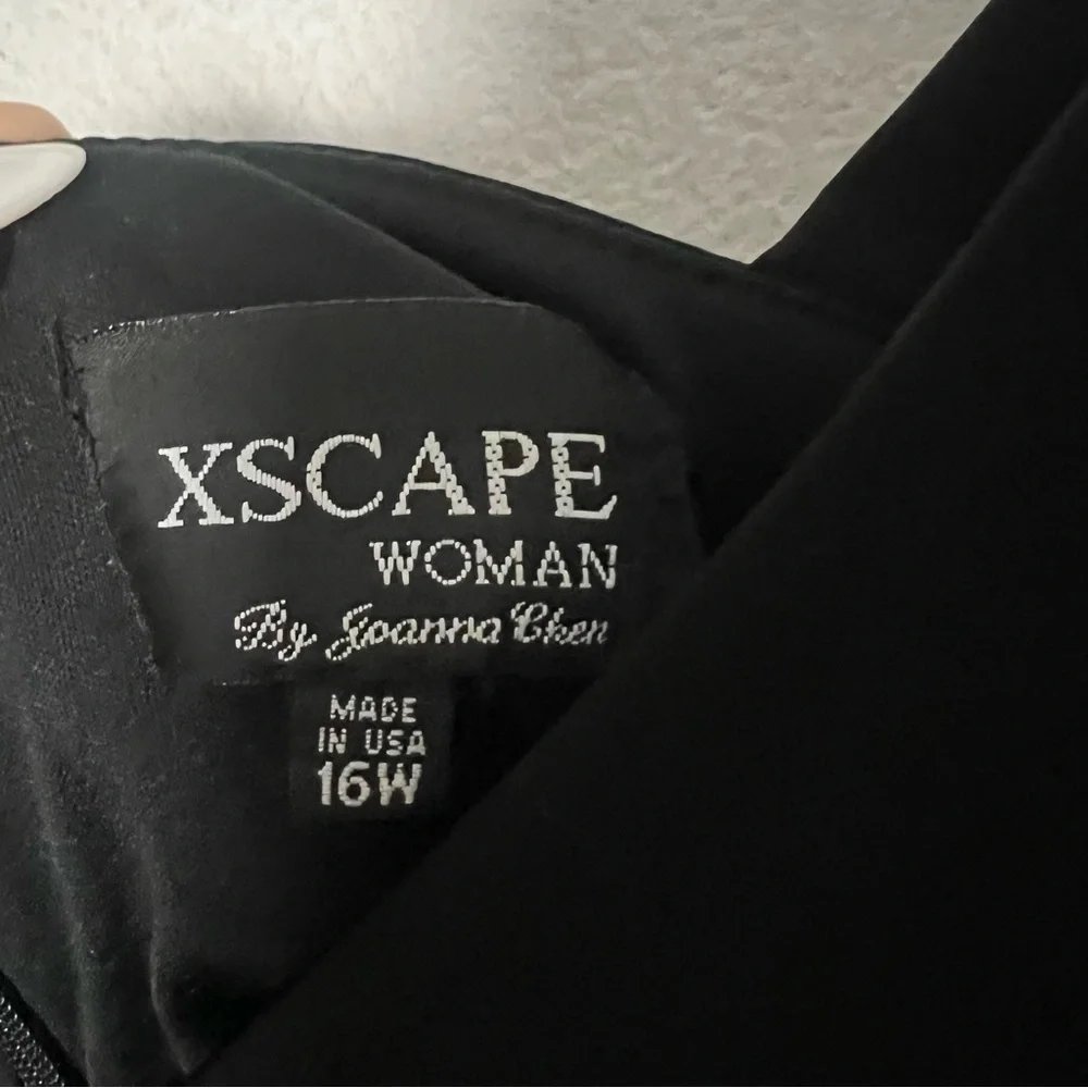 Elegant Black One-Shoulder Dress - Picture 3 of 5